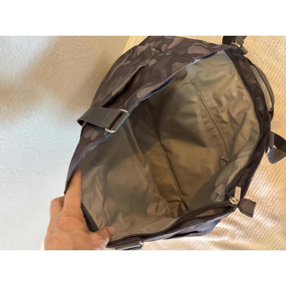 Baggalini Camo Print LG Tote with luggage sleeve - Picture 4 of 4